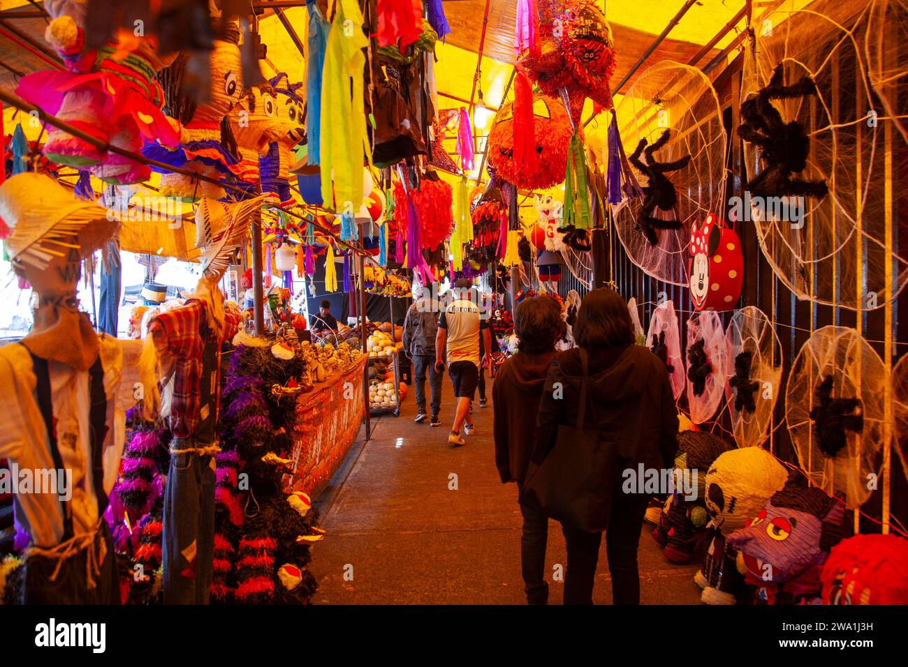 Tag der Toten Pinhatas und Waren zum Verkauf im Mercado Jamaica in Mexiko-Stadt, Mexiko Stockfoto