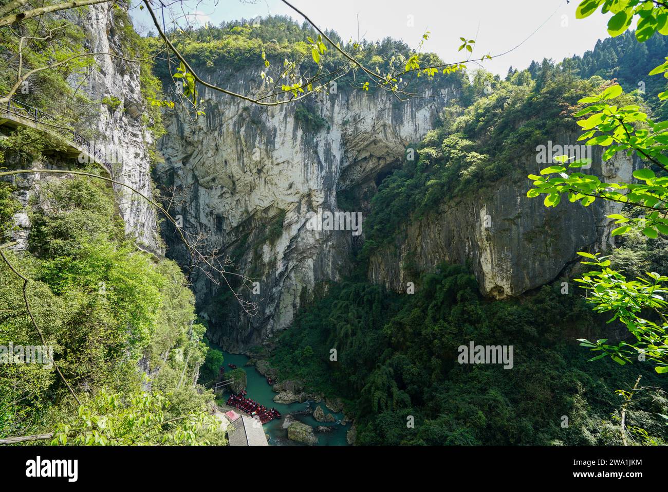 Geologische Wunder, üppiges Grün und unterirdische Rafting-Abenteuer. Der Puhua Dark River ist ein Meisterwerk der Natur und die Wurzel der Tujia cul Stockfoto