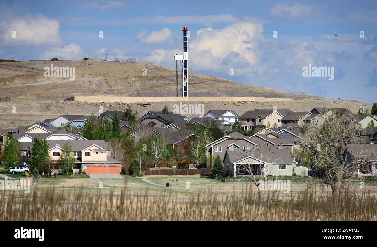 Häuser vor dem Öl- und Gasbohrbetrieb, Erie, Colorado, USA Stockfoto