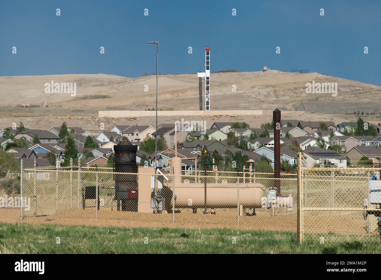 Erdöl- und Gasbohrungen im Hintergrund, Erie, Colorado, USA Stockfoto