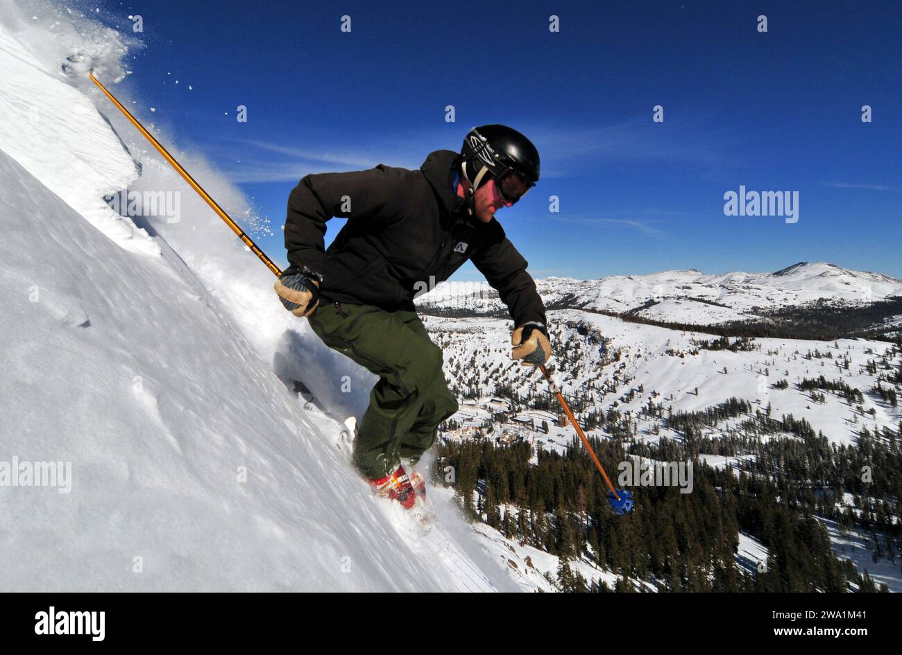 Ein Mann, der in einem Bergresort in der Nähe von South Lake Tahoe, Kalifornien, auf einem steilen Gelände Ski fährt. Stockfoto