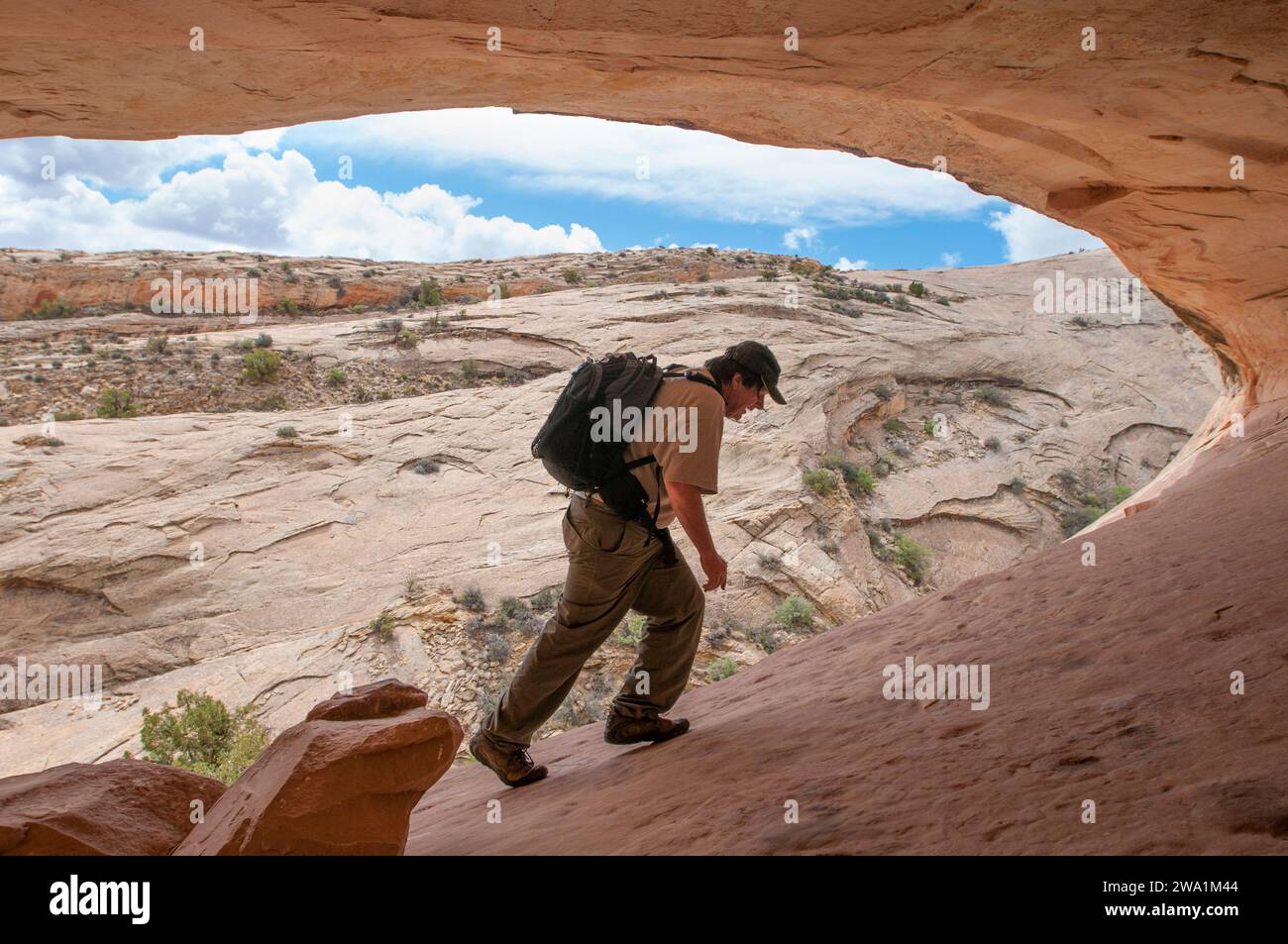 Mann, der in einer Felsenhöhle spaziert, Bears Ears National Monument, Utah, USA Stockfoto