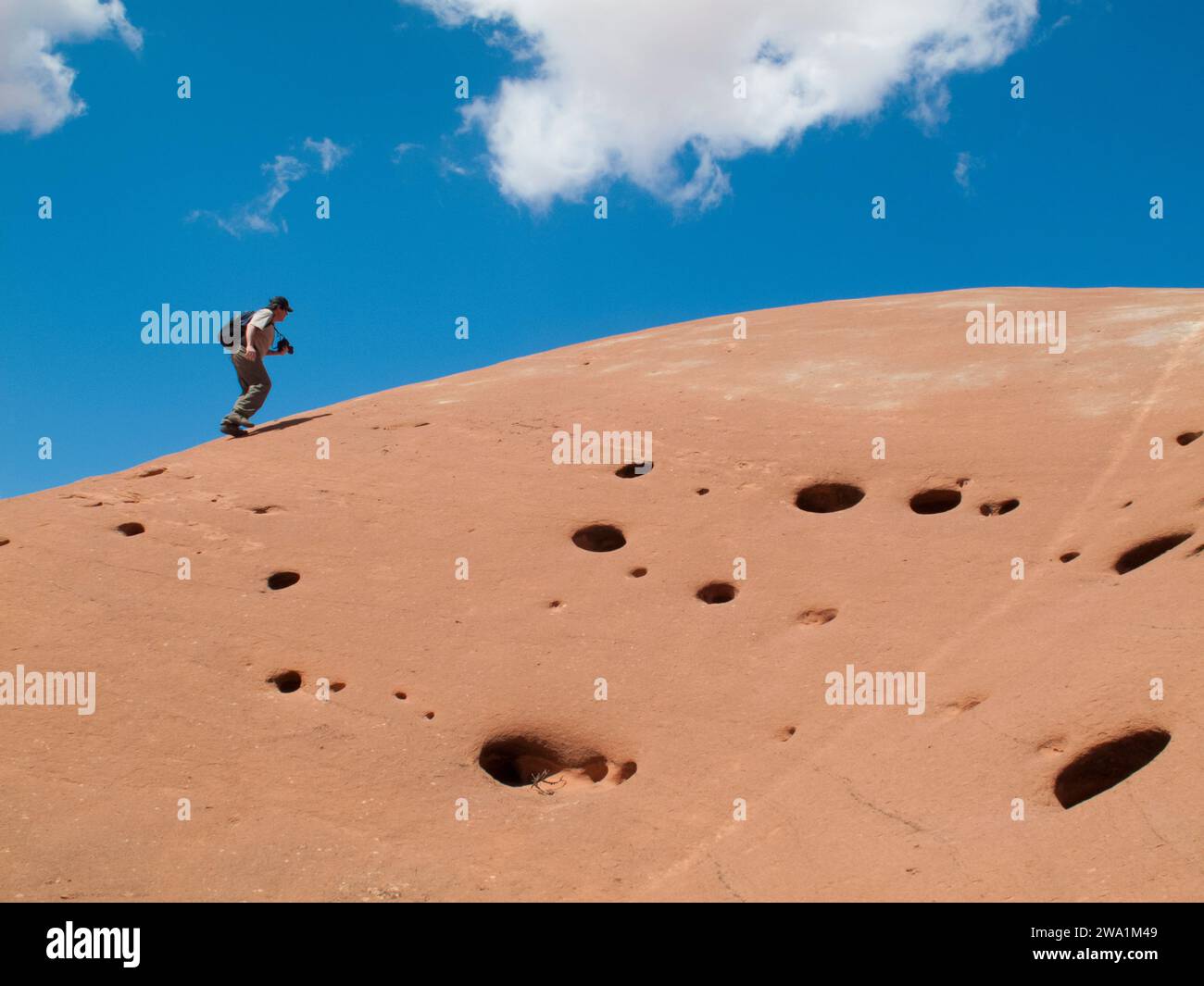 Man läuft am Comb Ridge, Bears Ears National Monument, USA Stockfoto