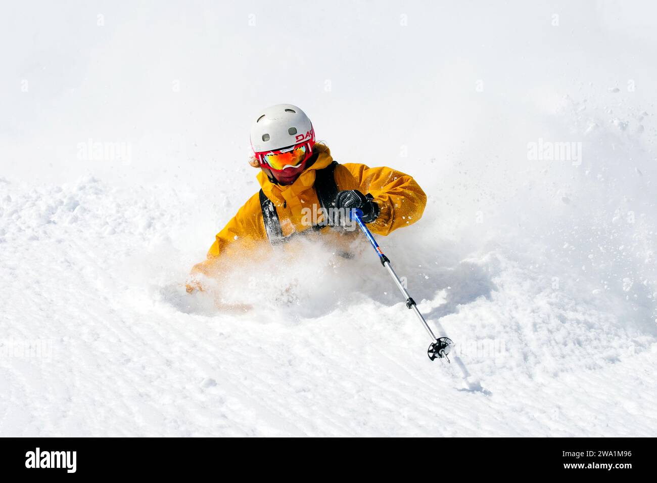 Ein Mann fährt an einem Pulverschnee-Tag in einem Bergresort nahe South Lake Tahoe, Kalifornien. Stockfoto