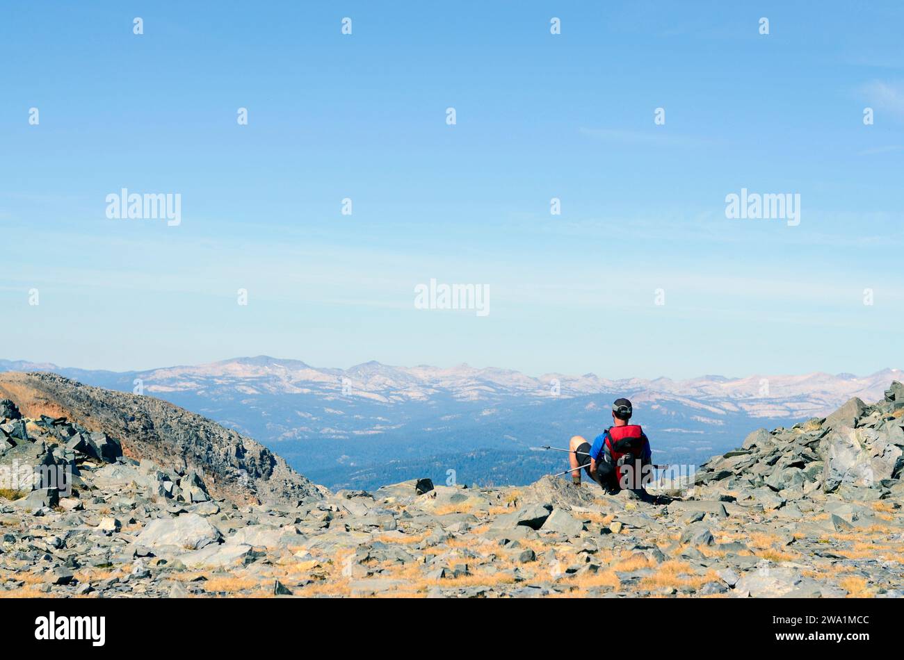 Ein Backpacker macht eine Pause auf der Sierra High Route bei Mammoth Lakes, CA. Stockfoto