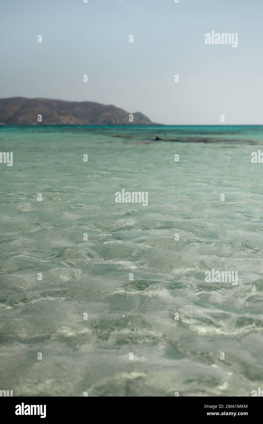 Klare Meerwasser- und Bergblicke am Strand Elafonissi auf Kreta, Griechenland Stockfoto