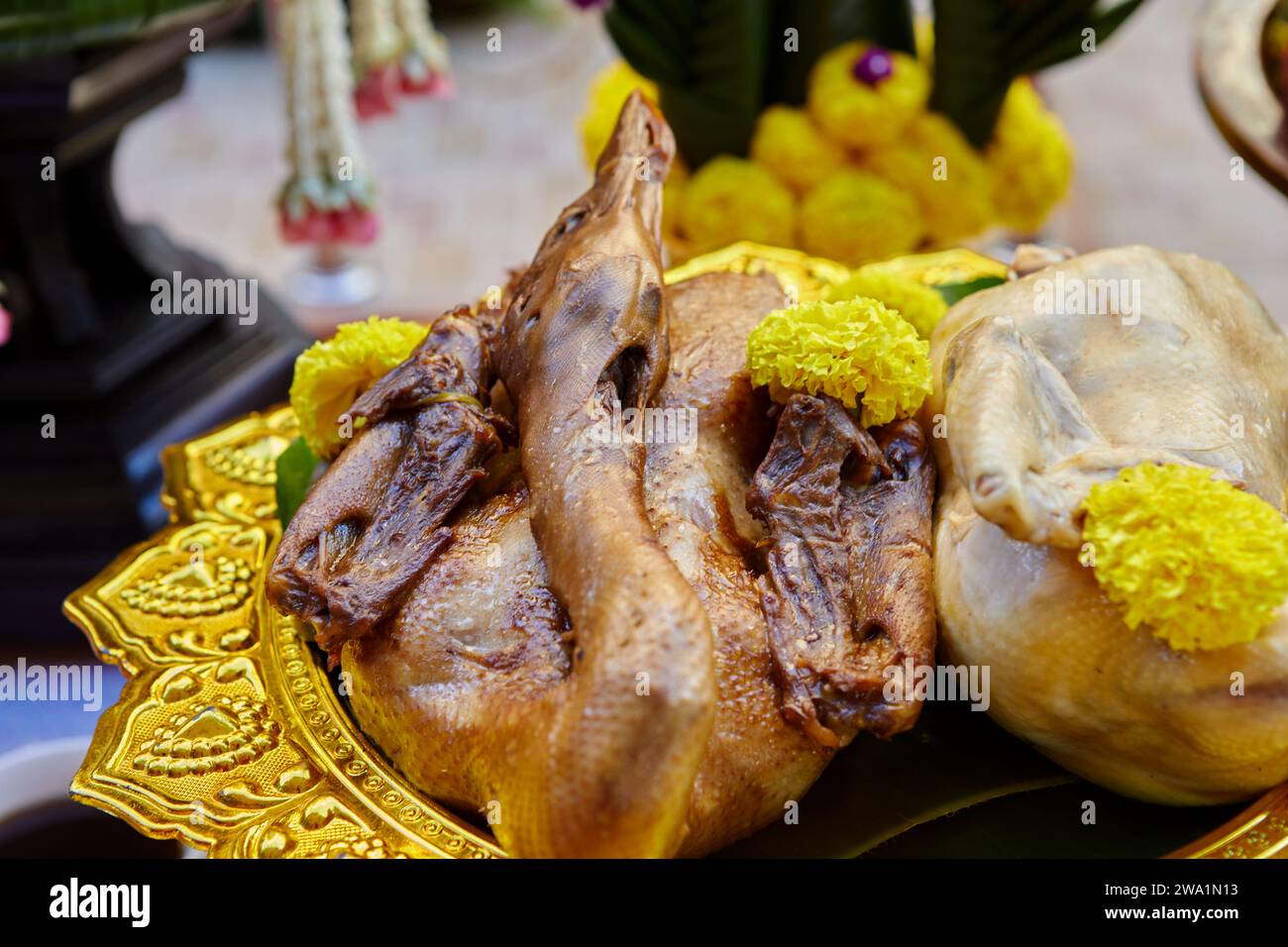 Nahaufnahme von gekochter Ente und Huhn für Gehorsam gegenüber Gott Stockfoto