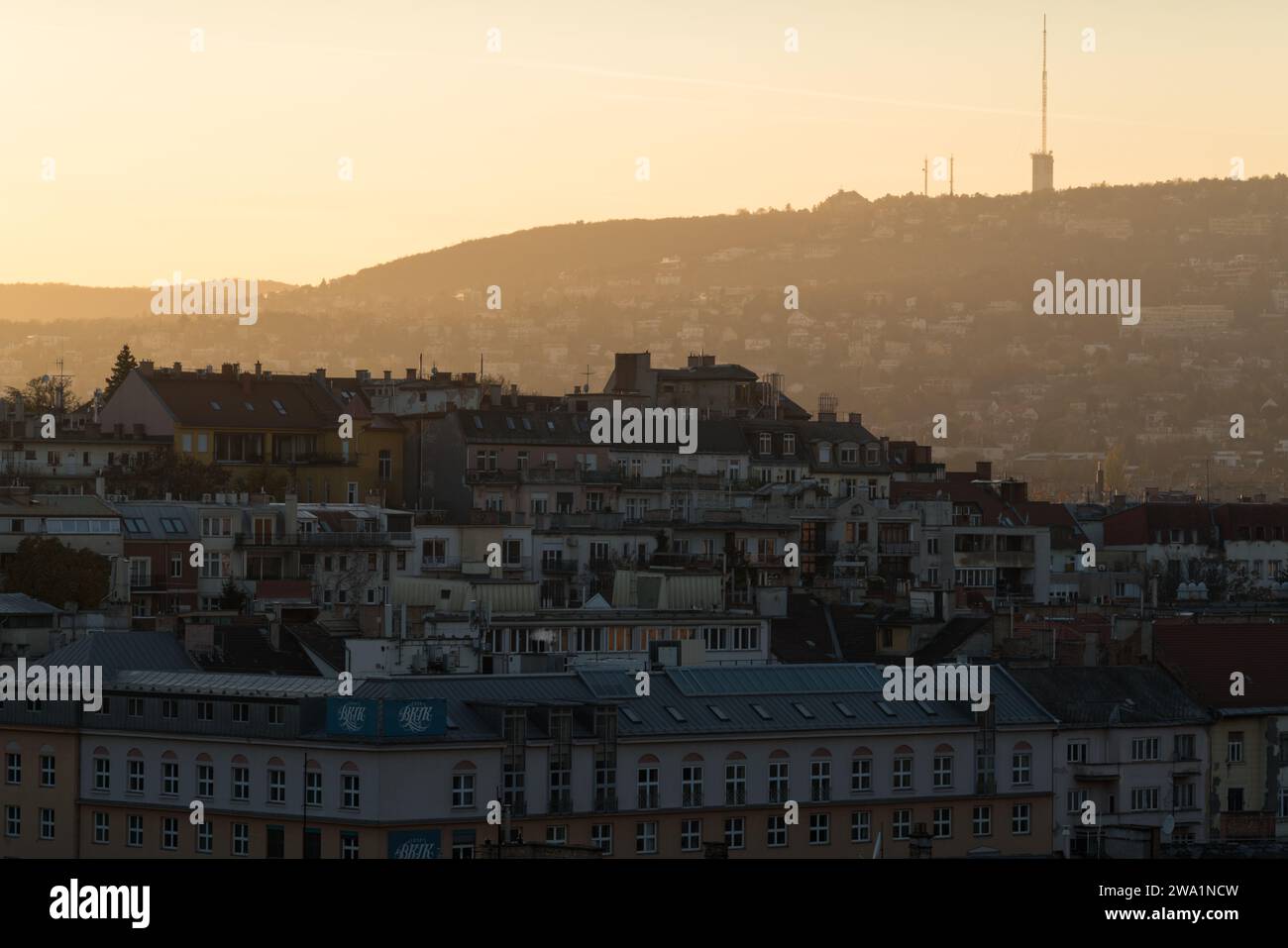 Golden-Hour-Blick auf Budapester Gebäude und Hügel Stockfoto