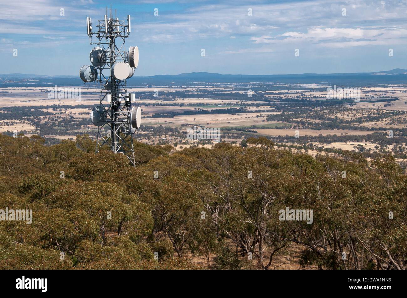 Blick vom Mt Tarrengower, Maldon, auf die Grampians (Gariwerd) mit einem Telekommunikations-Relaisturm im Vordergrund, Victoria, Australien Stockfoto