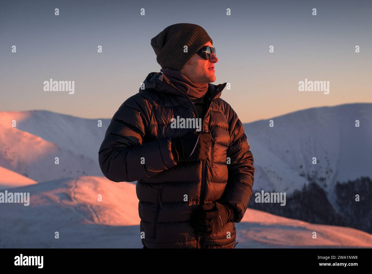 Wanderer Genießt Den Blick Auf Die Berge Bei Sonnenuntergang Stockfoto