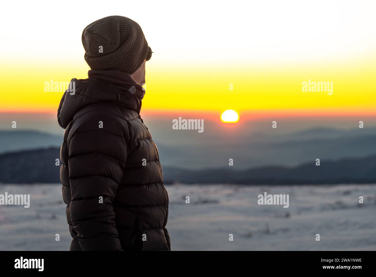 Wanderer Genießt Den Blick Auf Die Berge Bei Sonnenuntergang Stockfoto