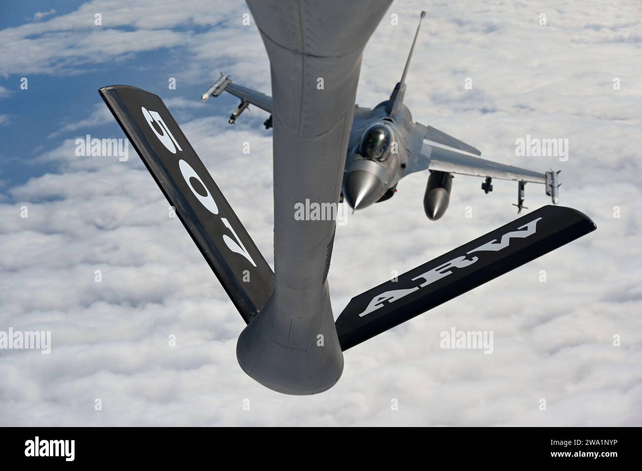 F-16 vom Luftwaffenstützpunkt Aviano, Italien, bereitet sich auf den Empfang von Treibstoff von KC-135 Stratotanke am 2. März 2023 über der Adria vor. Foto von Lauren Kelly Stockfoto