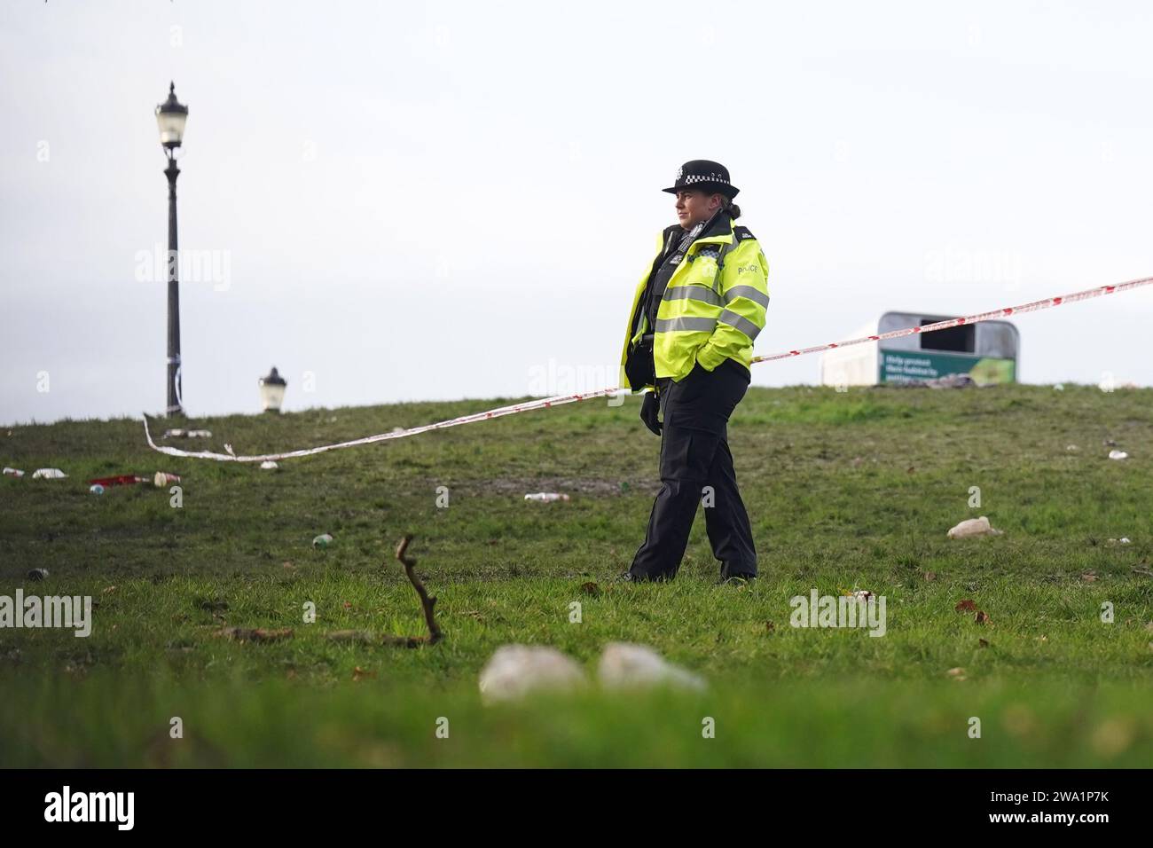 Ein Metropolitan Police Officer in Primrose Hill, Camden, Nord-London, wo ein Teenager starb, nachdem er kurz vor Mitternacht an Silvester erstochen wurde. Das Opfer wurde kurz vor Mitternacht am Tatort für tot erklärt, obwohl die Polizei und Sanitäter des London Ambulance Service und der London Air Ambulance erste Hilfe versuchten. Bilddatum: Montag, 1. Januar 2024. Stockfoto