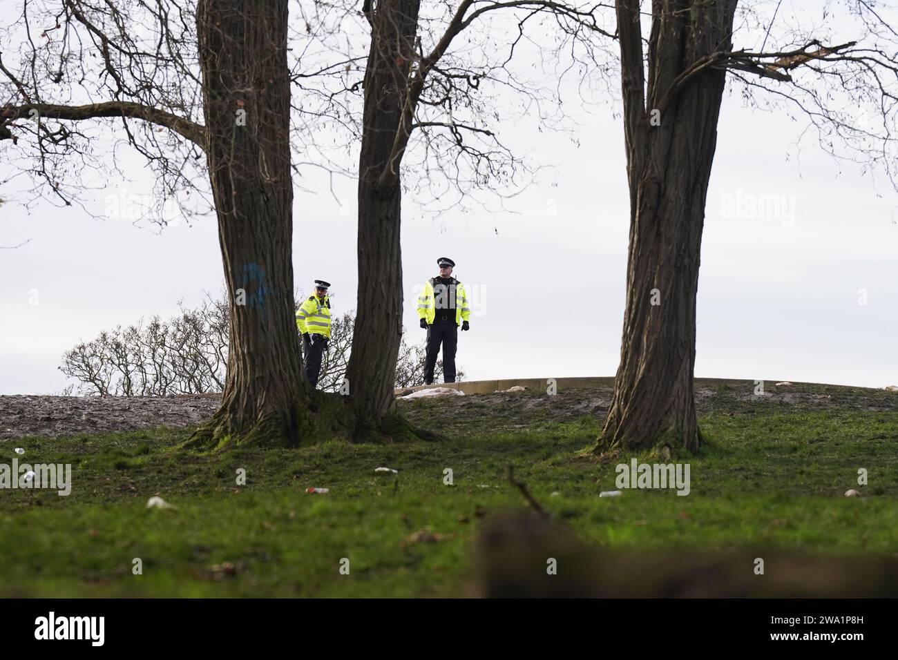 Metropolitan Police Officers in Primrose Hill, Camden, Nord-London, wo ein Teenager starb, nachdem er kurz vor Mitternacht an Silvester erstochen wurde. Das Opfer wurde kurz vor Mitternacht am Tatort für tot erklärt, obwohl die Polizei und Sanitäter des London Ambulance Service und der London Air Ambulance erste Hilfe versuchten. Bilddatum: Montag, 1. Januar 2024. Stockfoto