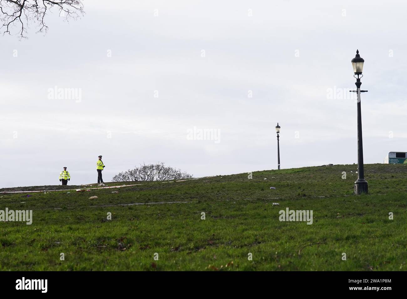 Metropolitan Police Officers in Primrose Hill, Camden, Nord-London, wo ein Teenager starb, nachdem er kurz vor Mitternacht an Silvester erstochen wurde. Das Opfer wurde kurz vor Mitternacht am Tatort für tot erklärt, obwohl die Polizei und Sanitäter des London Ambulance Service und der London Air Ambulance erste Hilfe versuchten. Bilddatum: Montag, 1. Januar 2024. Stockfoto