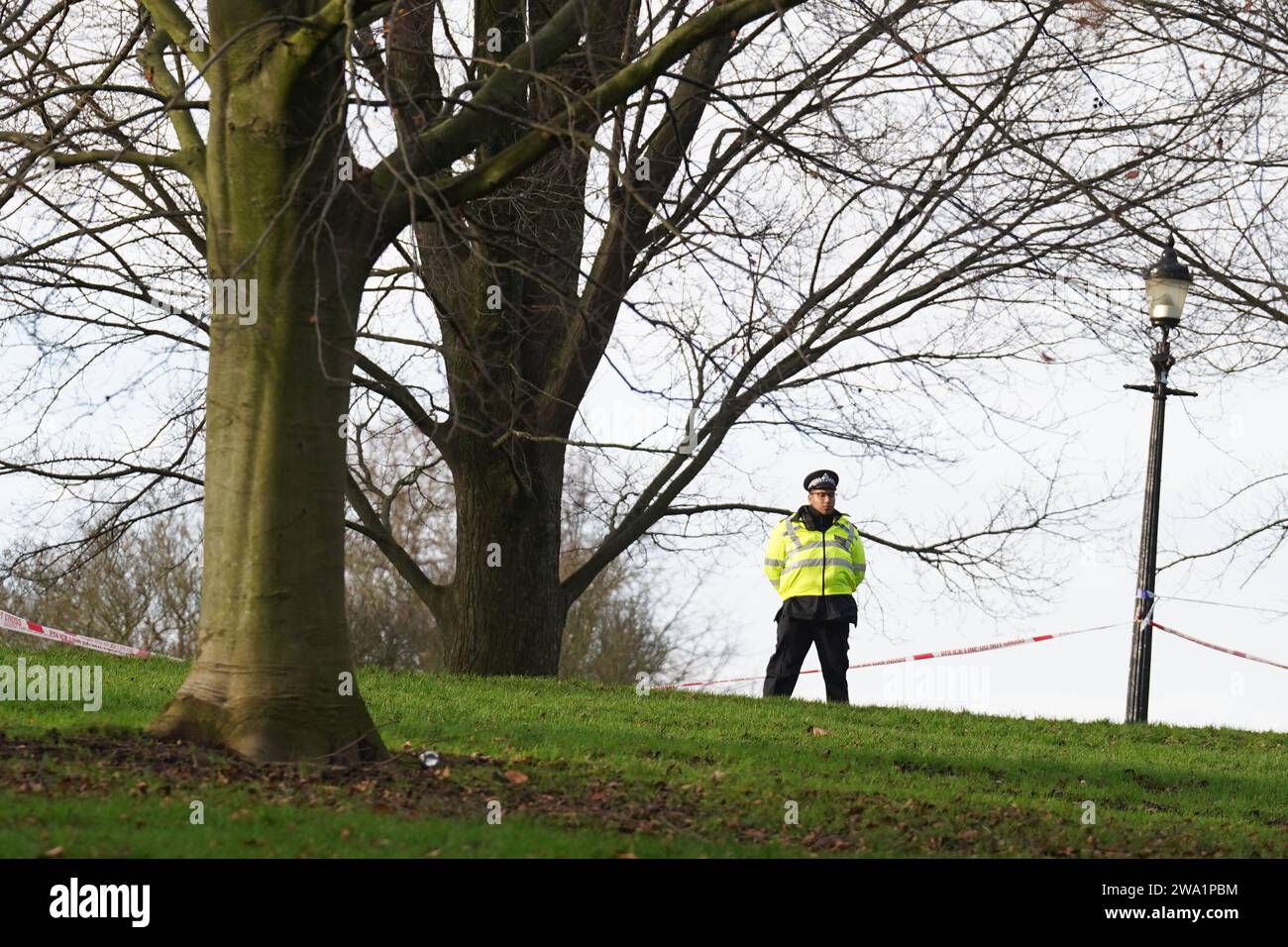 Ein Metropolitan Police Officer in Primrose Hill, Camden, Nord-London, wo ein Teenager starb, nachdem er kurz vor Mitternacht an Silvester erstochen wurde. Das Opfer wurde kurz vor Mitternacht am Tatort für tot erklärt, obwohl die Polizei und Sanitäter des London Ambulance Service und der London Air Ambulance erste Hilfe versuchten. Bilddatum: Montag, 1. Januar 2024. Stockfoto