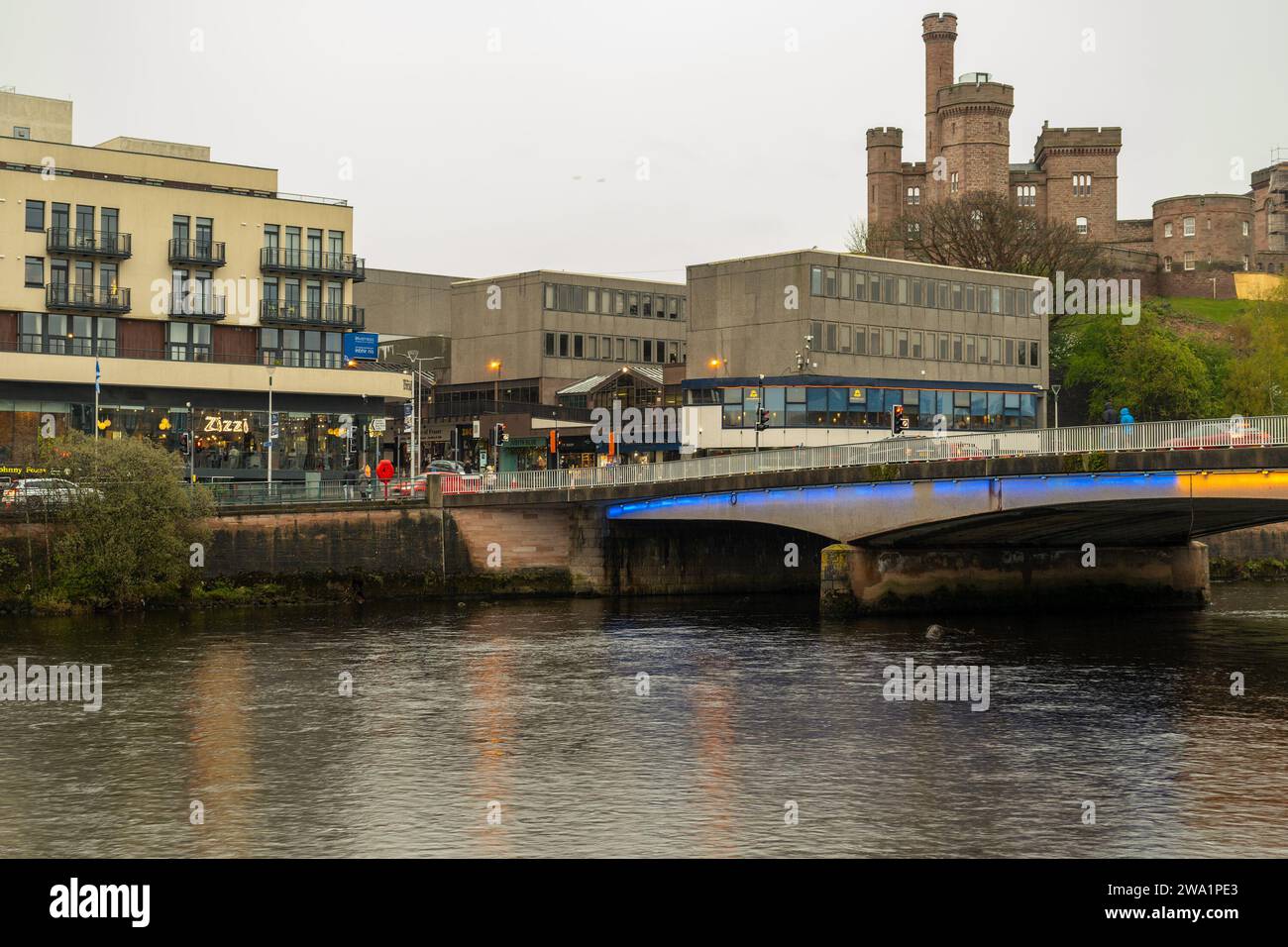 Blick über den Fluss Ness in Richtung Bridge Street & an der Brücke an der Kreuzung mit der Ness Bridge, beleuchtet in den Farben der ukrainischen Nationalstaaten Stockfoto