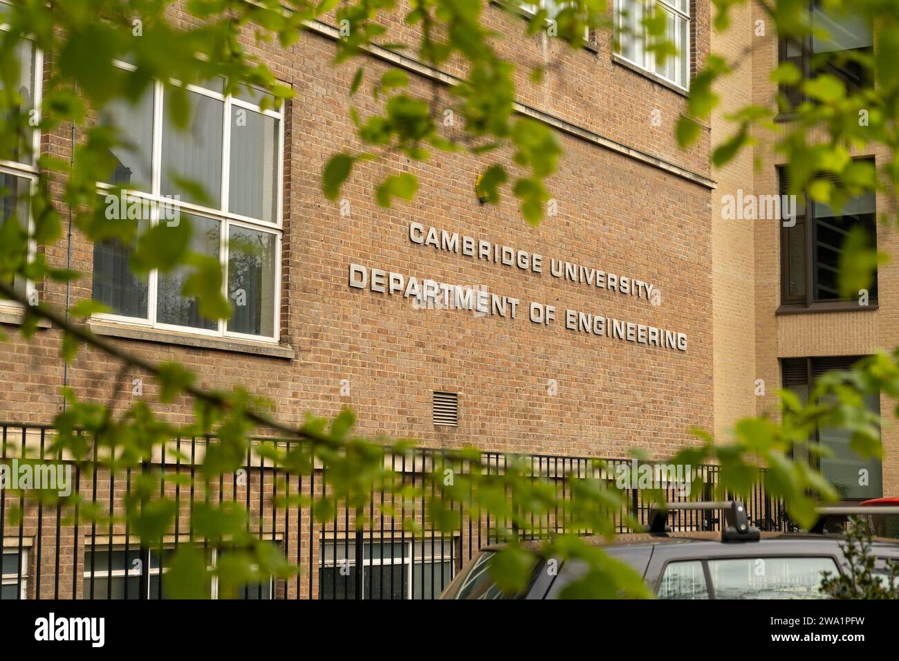 Bauschild der Cambridge University Department of Engineering mit Blick durch das grüne Laub des Baumes auf dem Fen Causeway Cambridge, Cambridgeshire, Stockfoto