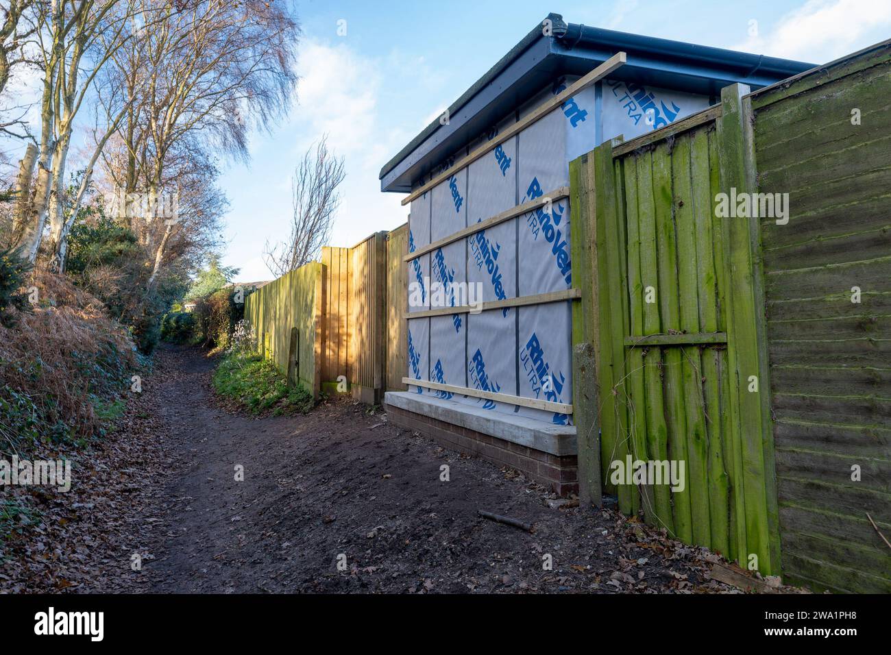 Eine atmungsaktive Membran an der Außenseite eines teilweise errichteten Gebäudes an einer Brücke in Kesgrave, Ipswich, Suffolk, Dezember 2023. Stockfoto