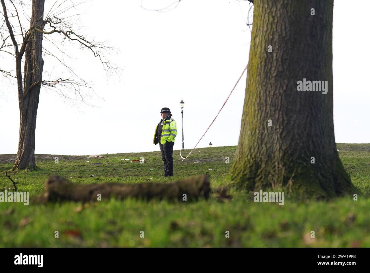 Ein Metropolitan Police Officer in Primrose Hill, Camden, Nord-London, wo ein Teenager starb, nachdem er kurz vor Mitternacht an Silvester erstochen wurde. Das Opfer wurde kurz vor Mitternacht am Tatort für tot erklärt, obwohl die Polizei und Sanitäter des London Ambulance Service und der London Air Ambulance erste Hilfe versuchten. Bilddatum: Montag, 1. Januar 2024. Stockfoto