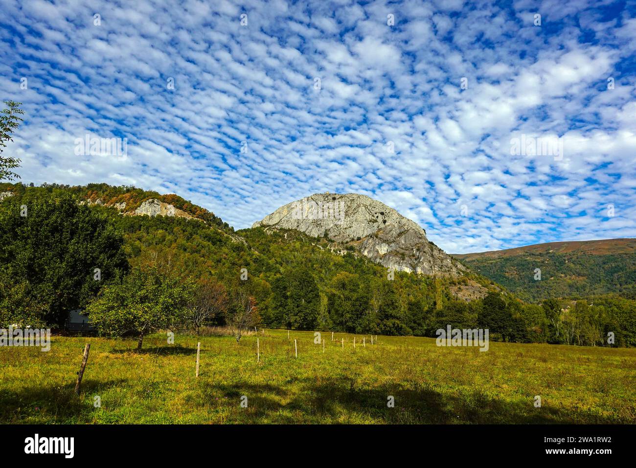 Makrelenhimmel und der felsige Hügel von Calames, Tarascon sur Ariege, französische Pyrenäen, Frankreich Stockfoto