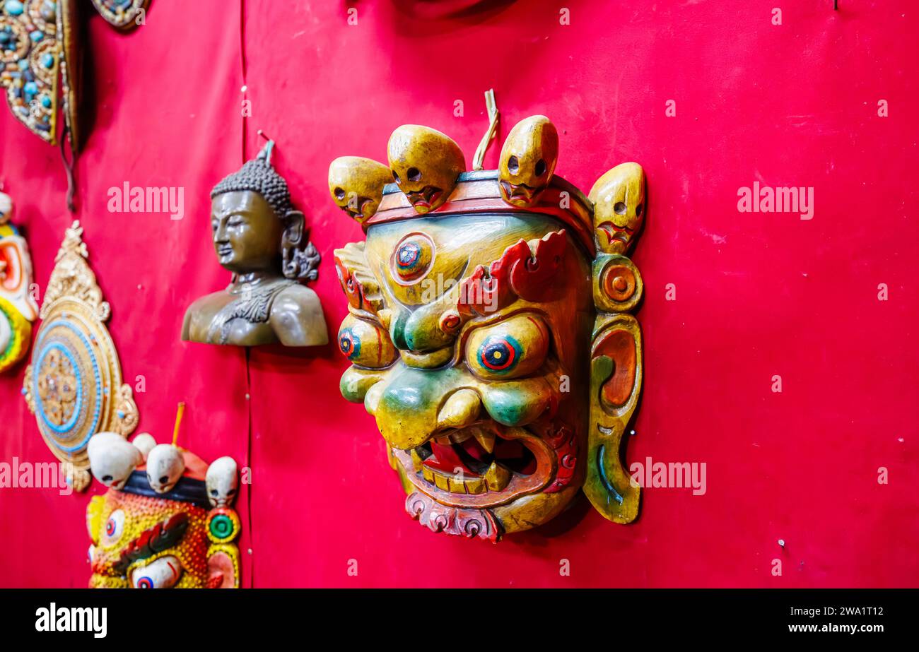 Traditionelle zeremonielle Masken und Souvenirs im Thokmed Yeshey Handicraft & Yathra Production Center, Chumey, Bumthang, Bhutan Stockfoto