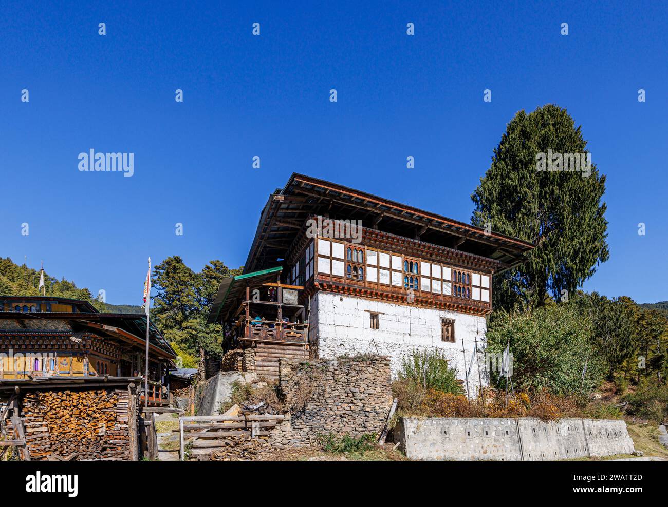 Ein typisches Weberhaus in Chumey (berühmt für seine Yakwolle, bekannt als „Yathra“), Bumthang, Bhutan Stockfoto