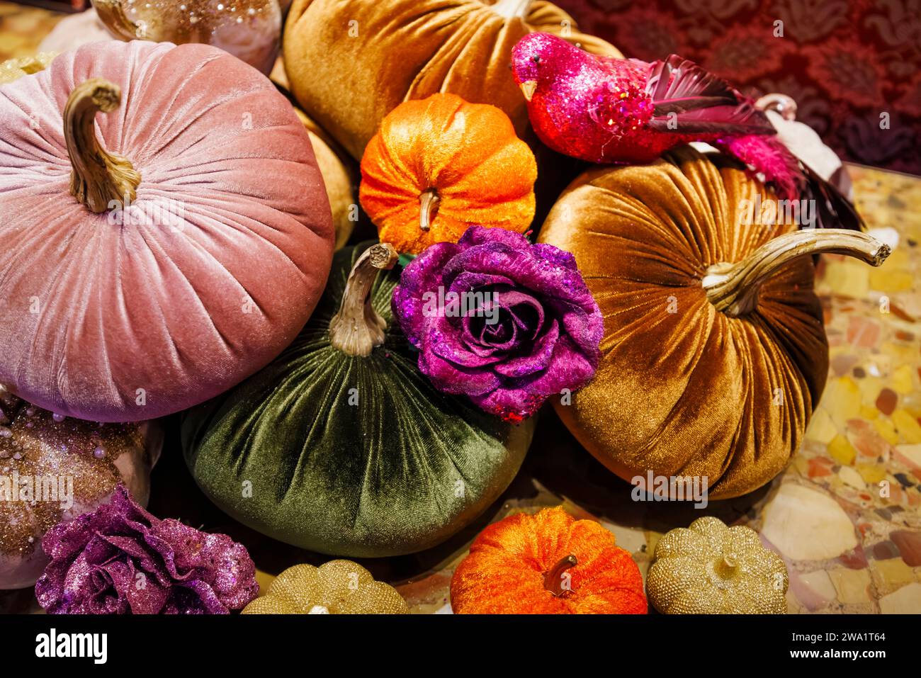 Ein Haufen weicher weicher Weihnachtsdekorationen in den Formen einer violetten Rose und samtstrukturierten pastellfarbenen Früchten Stockfoto