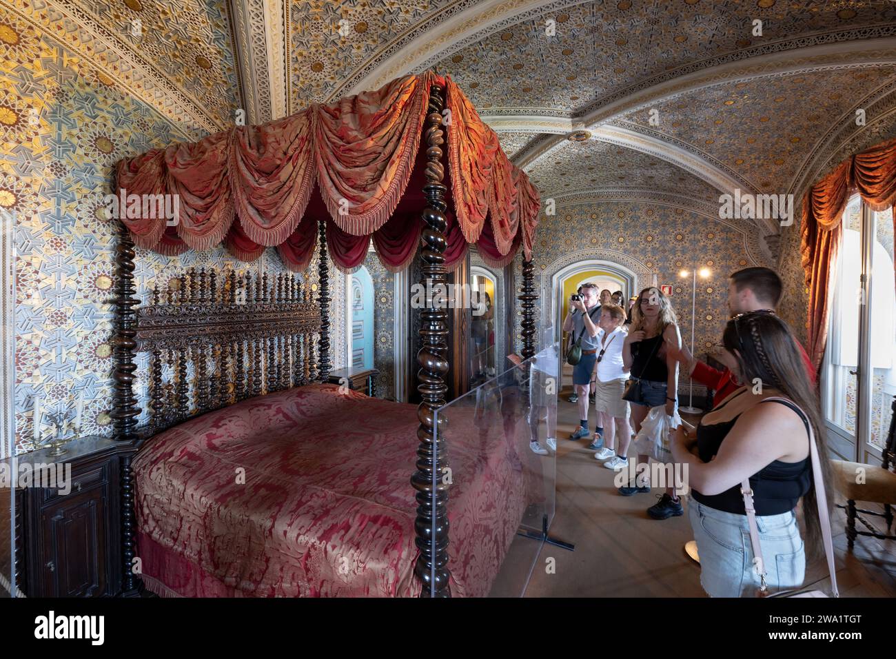 Schlafzimmer von Ferdinand II., Kammer im Inneren des Nationalpalastes von Pena in Sintra, Portugal. Stockfoto