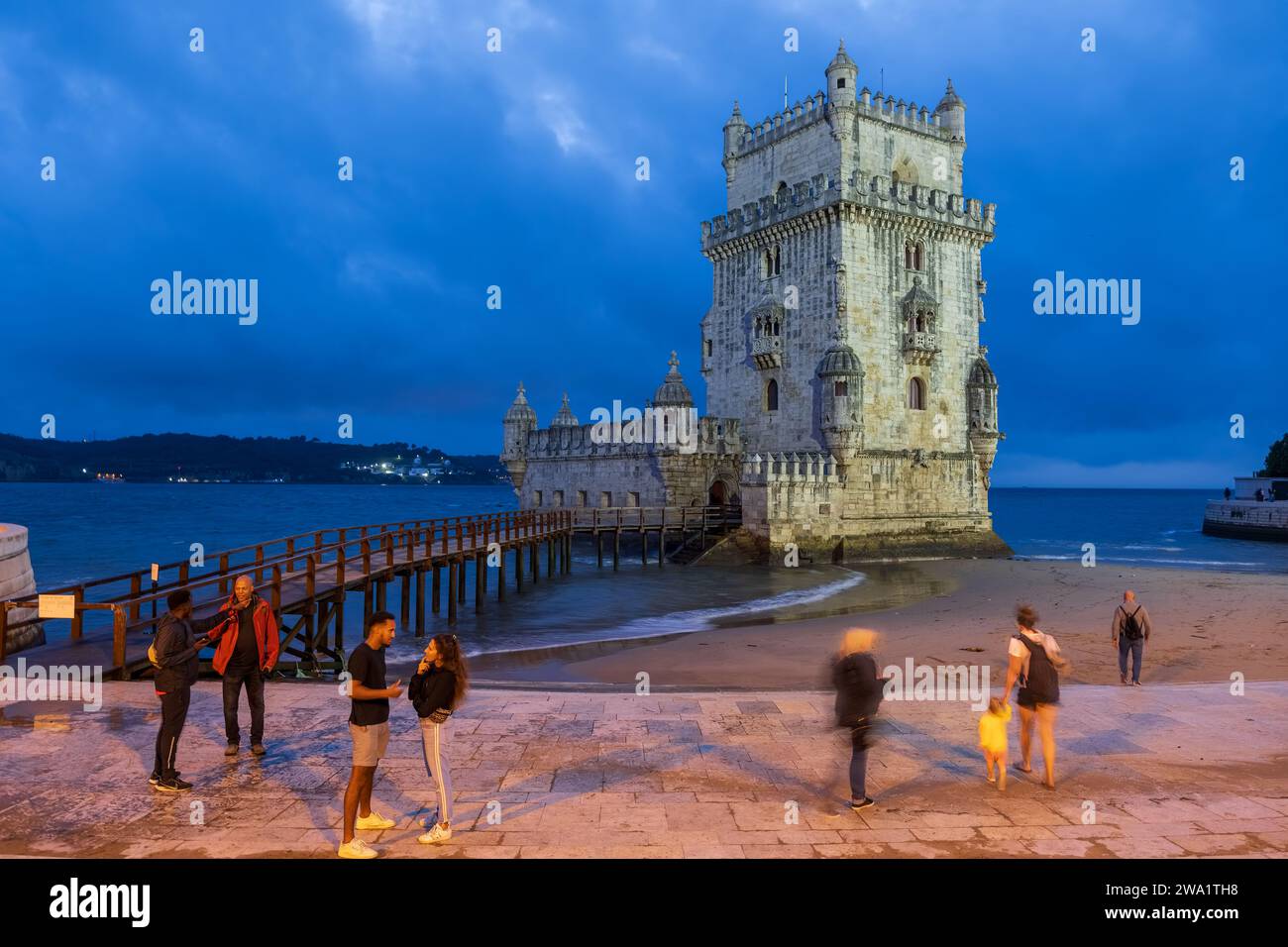 Der Torre de Belem (Torre de Belem) in der Abenddämmerung in Lissabon, Portugal, Festung aus dem 16. Jahrhundert am Fluss Tejo. Stockfoto