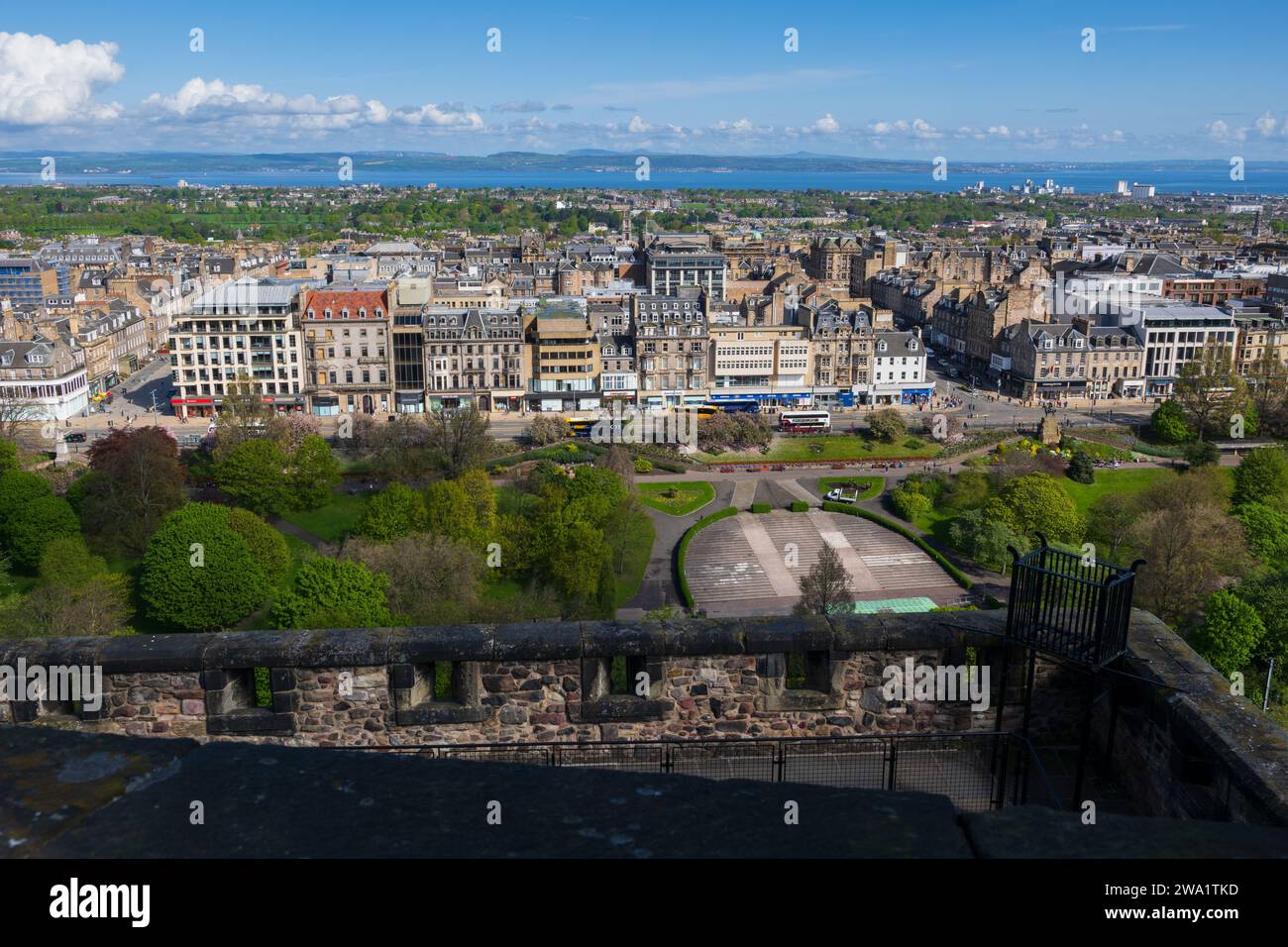Edinburgh in Schottland, Großbritannien. Stadtzentrum mit Princes Street Gardens, vom Edinburgh Castle aus gesehen. Stockfoto
