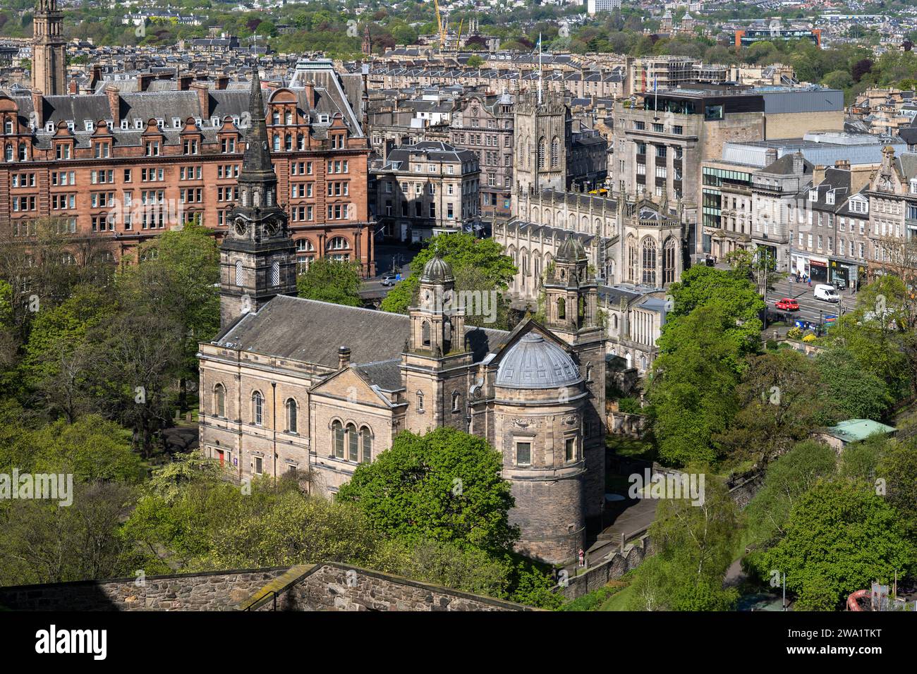 Stadt Edinburgh in Schottland, erhöhter Blick auf die Pfarrkirche St. Cuthbert und St. John's Scottish Episcopal Church im Stadtzentrum. Stockfoto