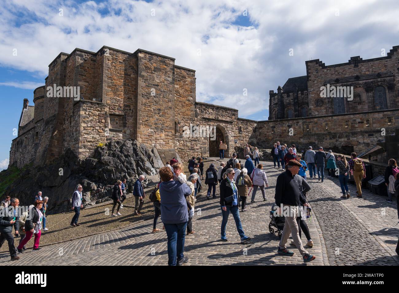 Gruppe von Touristen auf der inneren Straße zum oberen Teil des Edinburgh Castle in der Stadt Edinburgh, Schottland, Großbritannien. Stockfoto
