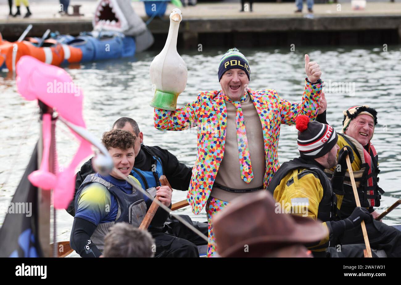 Poole, Großbritannien. Januar 2024. Die Teams kämpfen auf dem Wasser beim New Year's Day Bath Tub Race am Poole Quay in Dorset. Die beliebte jährliche Wohltätigkeitsveranstaltung zieht eine große Menschenmenge in die Stadt. Richard Crease/Alamy Live News Stockfoto