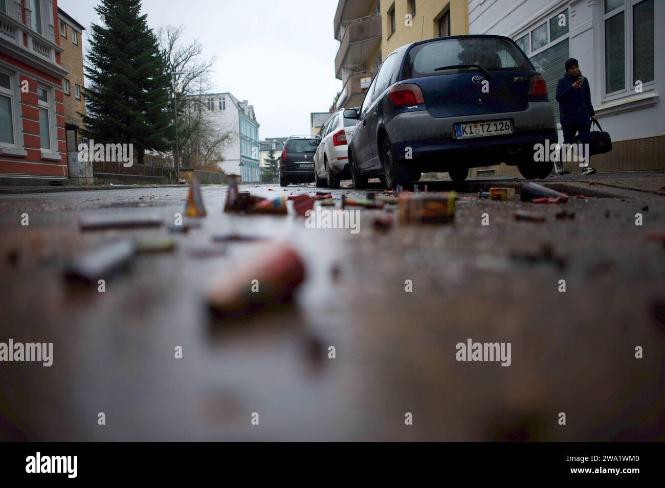 Flensburg, Schleswig-Holstein, Bilder vom Morgen nach der Silvesternacht 2023/2024. Hier: Massen von abgefeuerten und nicht entsorgten Feuerwerk auf Straße und Bürgersteig. Aufnahmne vom 01.01.2024, Flensburg-Sandberg, Bahnhofsumfeld, *** Flensburg, Schleswig Holstein, Bilder vom Vormittag nach Silvester 2023 2024 hier Massen von gefeuerten und unentsorgten Feuerwerken auf Straße und Gehsteig aufgenommen vom 01 01 2024, Flensburg Sandberg, Bahnhofsnähe, Stockfoto