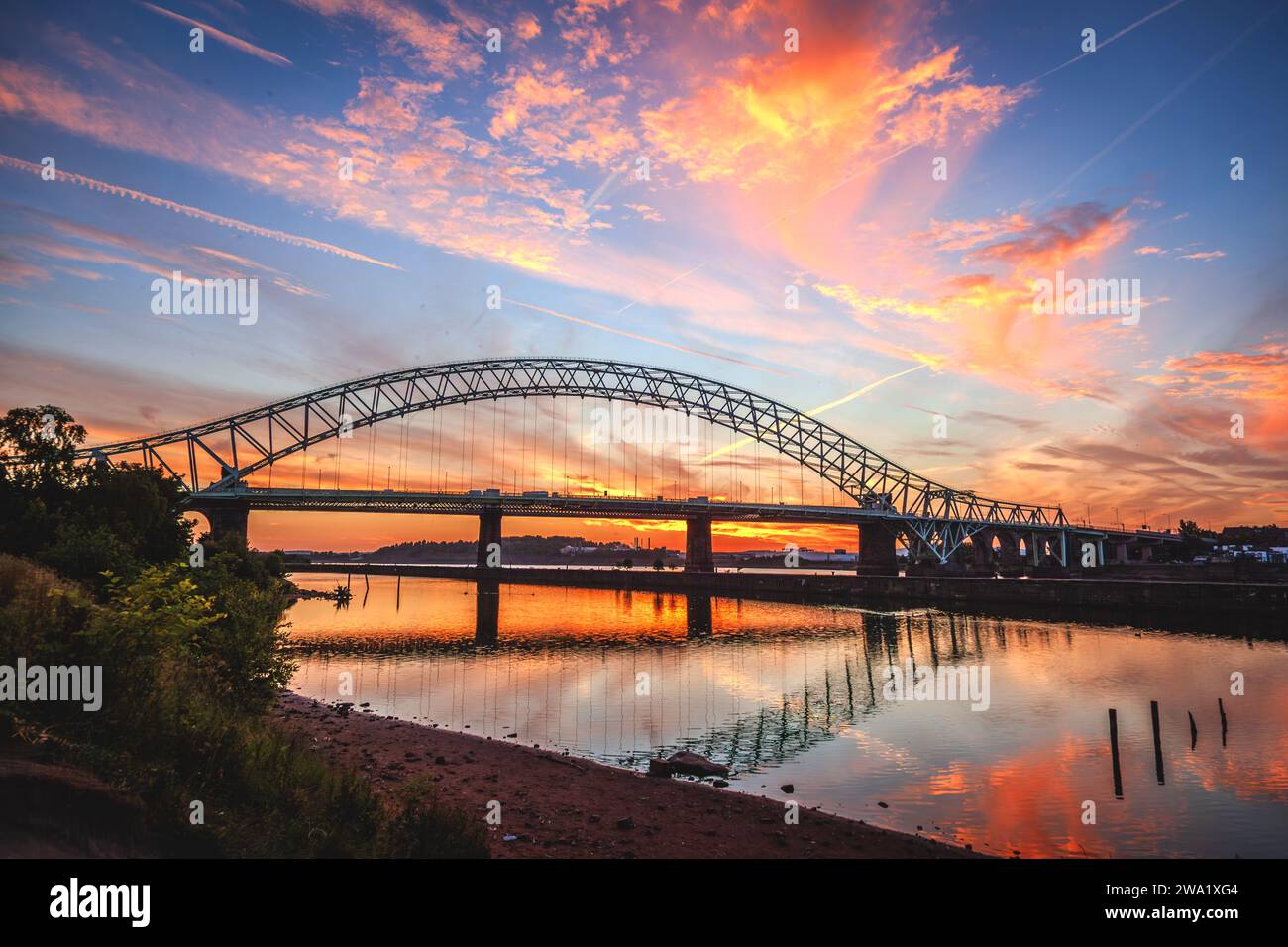 Widnes Runcorn Queensway Brücke bei Sonnenuntergang mit Manchester Schiffskanal. Stockfoto