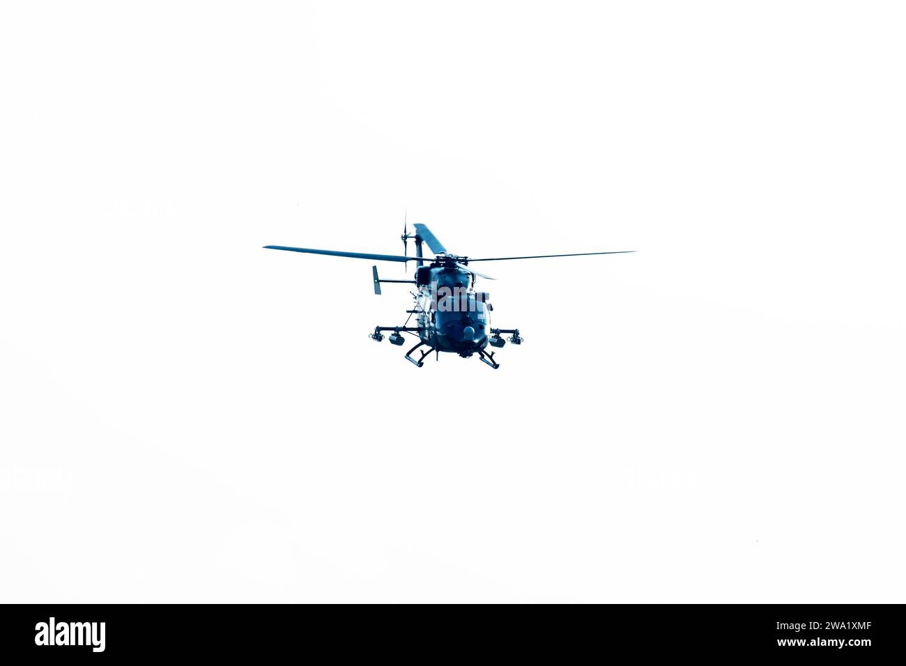 Kampfhubschrauber fliegt auf isoliertem weißem Hintergrund Stockfoto