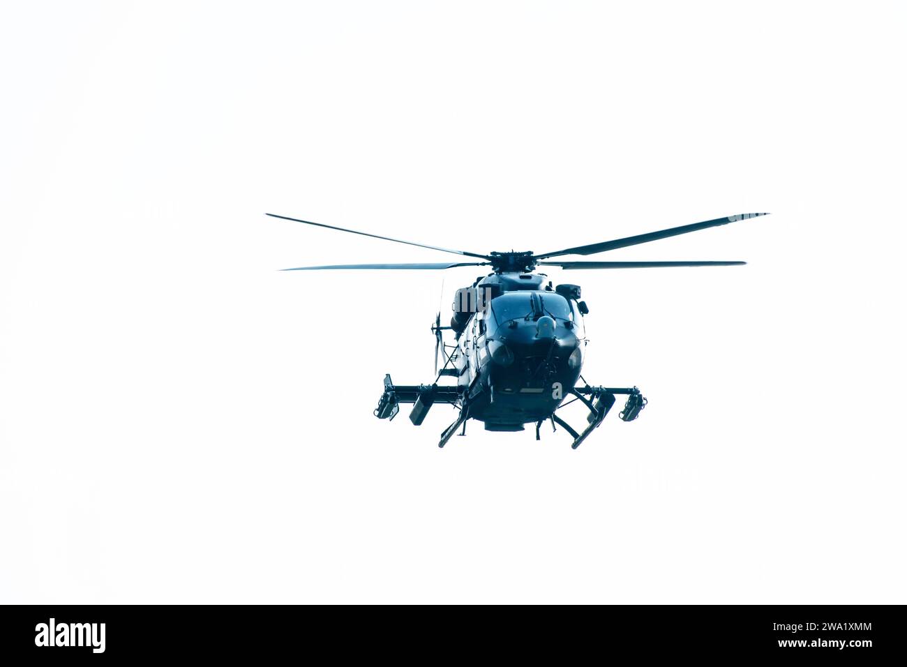 Kampfhubschrauber fliegt auf isoliertem weißem Hintergrund Stockfoto