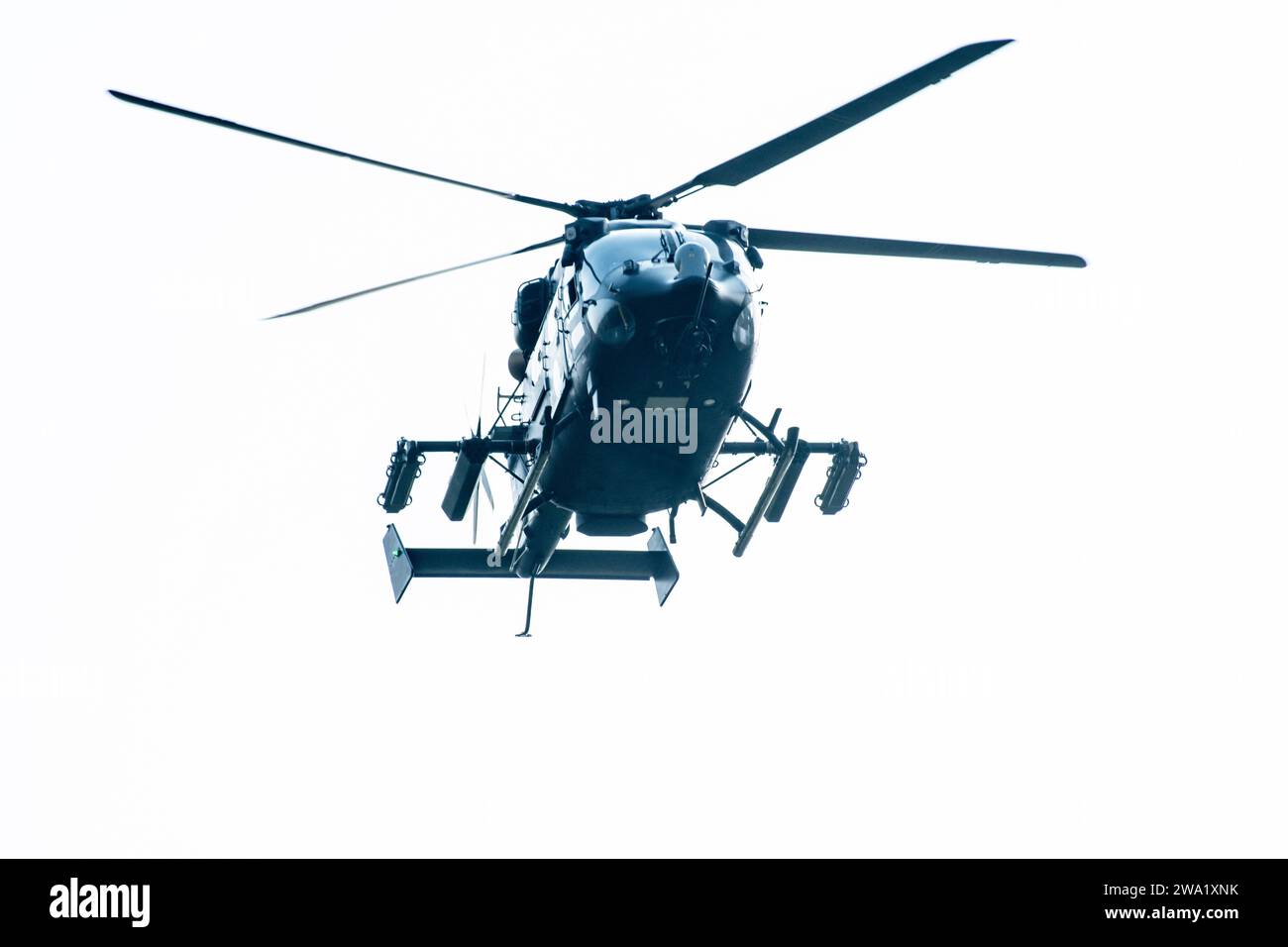 Nahaufnahme eines Hubschraubers, der auf isoliertem weißem Hintergrund fliegt Stockfoto