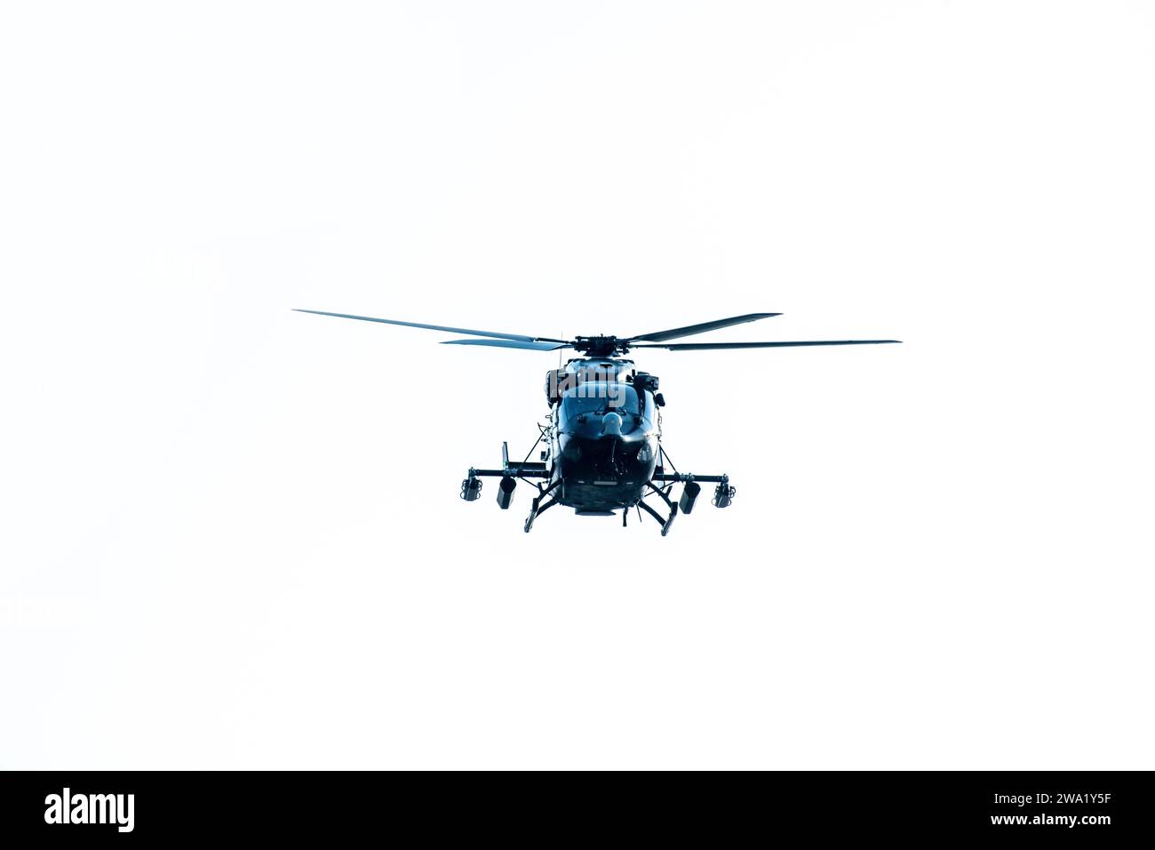 Nahaufnahme eines Hubschraubers, der auf isoliertem weißem Hintergrund fliegt Stockfoto