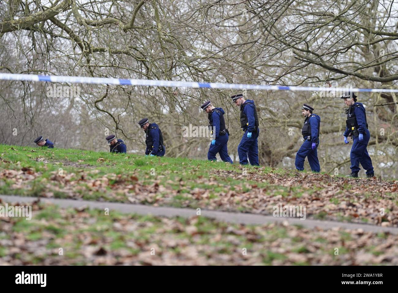 Polizeibeamte führen eine Fingerspitzensuche in Primrose Hill, Camden, Nord-London durch, wo ein Teenager starb, nachdem er kurz vor Mitternacht an Silvester erstochen wurde. Das Opfer wurde kurz vor Mitternacht am Tatort für tot erklärt, obwohl die Polizei und Sanitäter des London Ambulance Service und der London Air Ambulance erste Hilfe versuchten. Bilddatum: Montag, 1. Januar 2024. Stockfoto