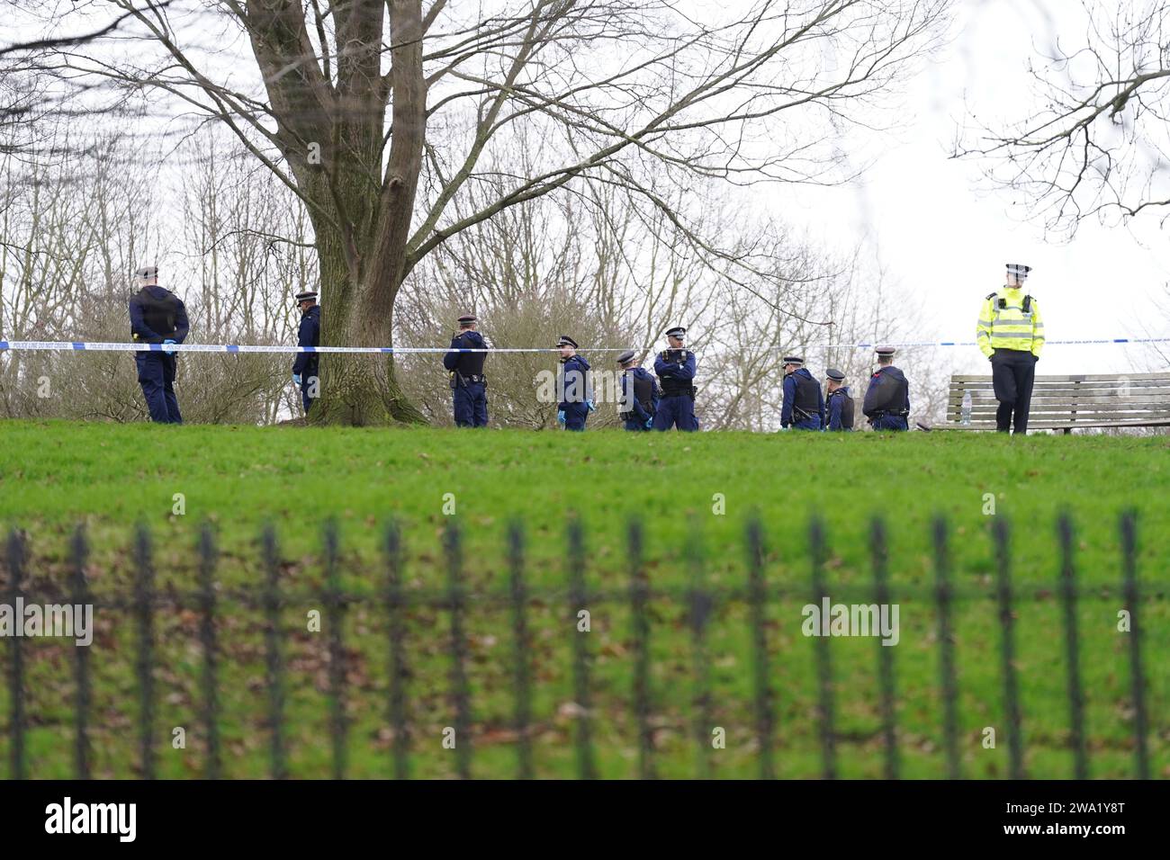 Polizeibeamte führen eine Fingerspitzensuche in Primrose Hill, Camden, Nord-London durch, wo ein Teenager starb, nachdem er kurz vor Mitternacht an Silvester erstochen wurde. Das Opfer wurde kurz vor Mitternacht am Tatort für tot erklärt, obwohl die Polizei und Sanitäter des London Ambulance Service und der London Air Ambulance erste Hilfe versuchten. Bilddatum: Montag, 1. Januar 2024. Stockfoto