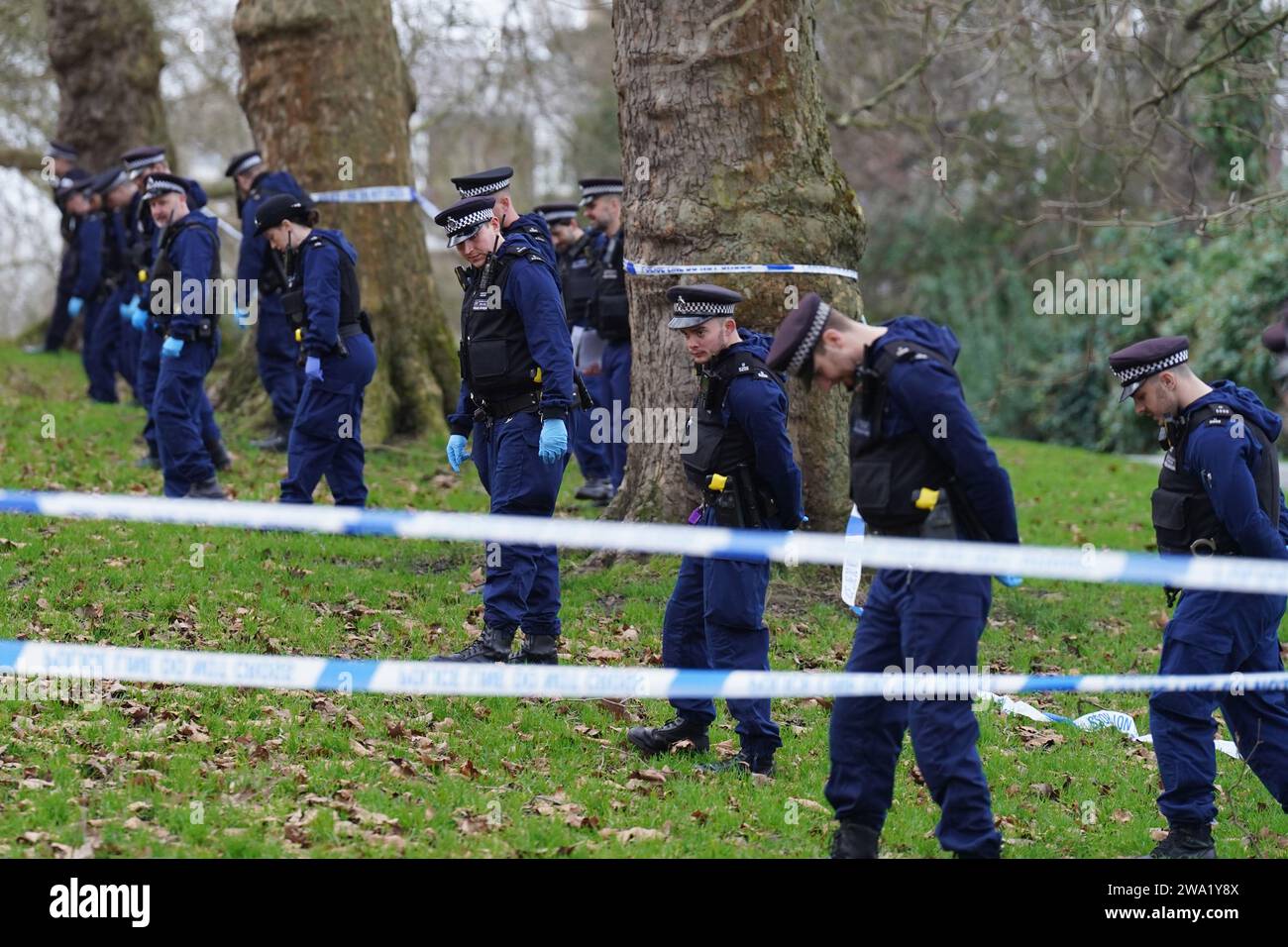 Polizeibeamte führen eine Fingerspitzensuche in Primrose Hill, Camden, Nord-London durch, wo ein Teenager starb, nachdem er kurz vor Mitternacht an Silvester erstochen wurde. Das Opfer wurde kurz vor Mitternacht am Tatort für tot erklärt, obwohl die Polizei und Sanitäter des London Ambulance Service und der London Air Ambulance erste Hilfe versuchten. Bilddatum: Montag, 1. Januar 2024. Stockfoto