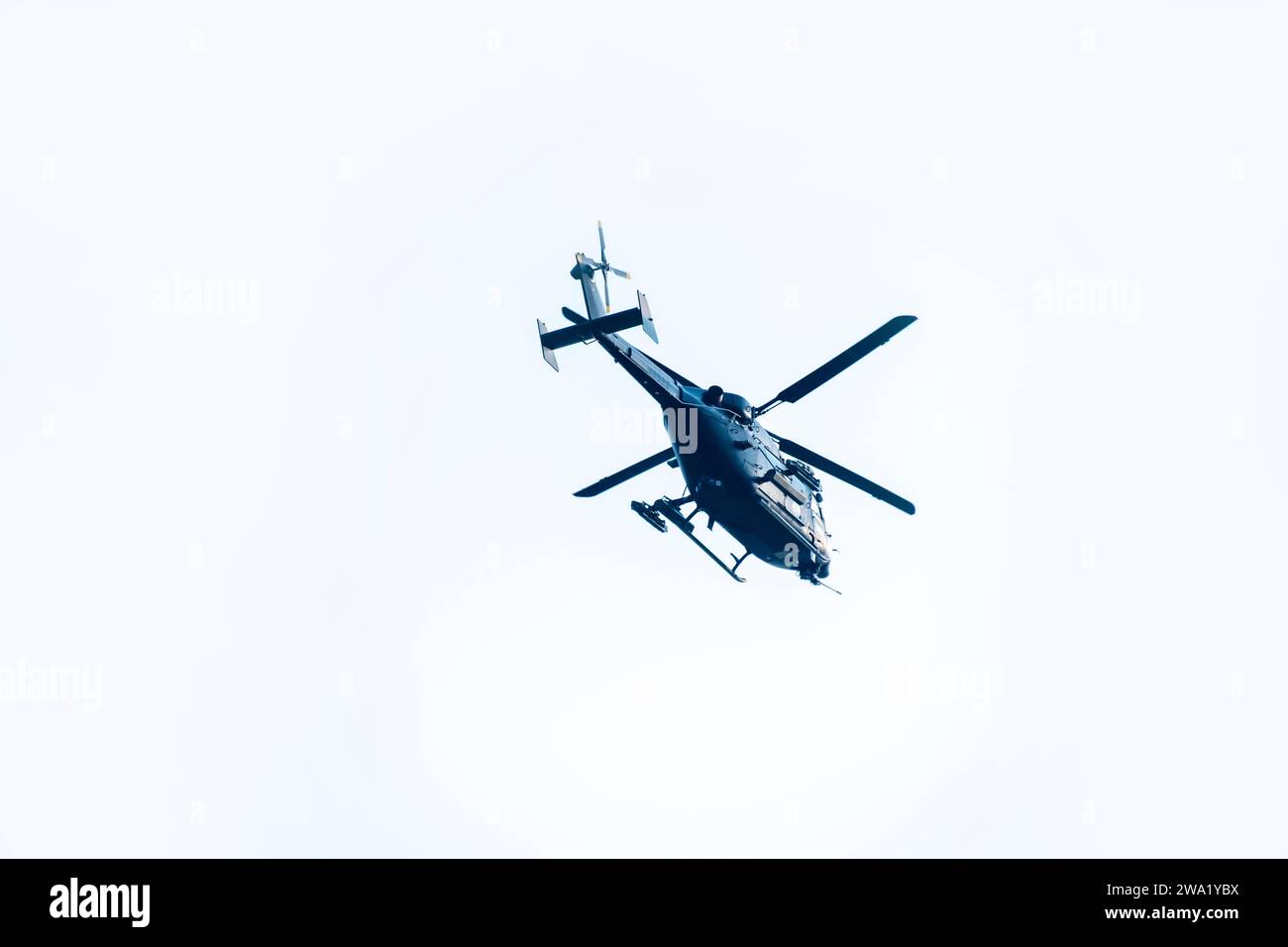 Der Hubschrauber fliegt auf isoliertem weißem Hintergrund weg Stockfoto