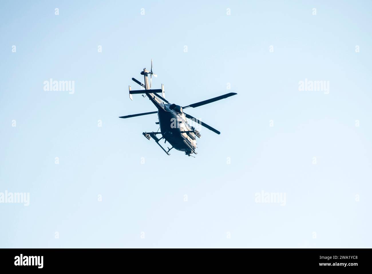 Hubschrauber fliegt am isolierten blauen Himmel Stockfoto