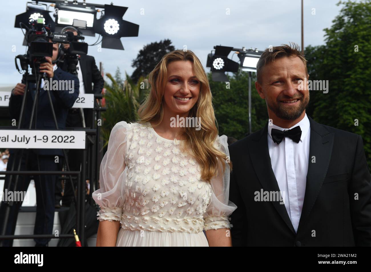 Karlsbad, Tschechische Republik. Juli 2022. Die tschechische Tennisspielerin Petra Kvitova und ihr Partner und Trainer Jiri Vanek kommen zum letzten Tag des 56. Internationalen Filmfestivals Karlsbad (KVIFF) in Karlsbad, Tschechien, 9. Juli 2022. Die zweimalige Wimbledon-Championin Petra Kvitova sagt, sie sei schwanger und erwarte im Sommer ein Baby mit ihrem Mann Jiri Vanek. Quelle: Katerina Sulova/CTK Photo/Alamy Live News Stockfoto