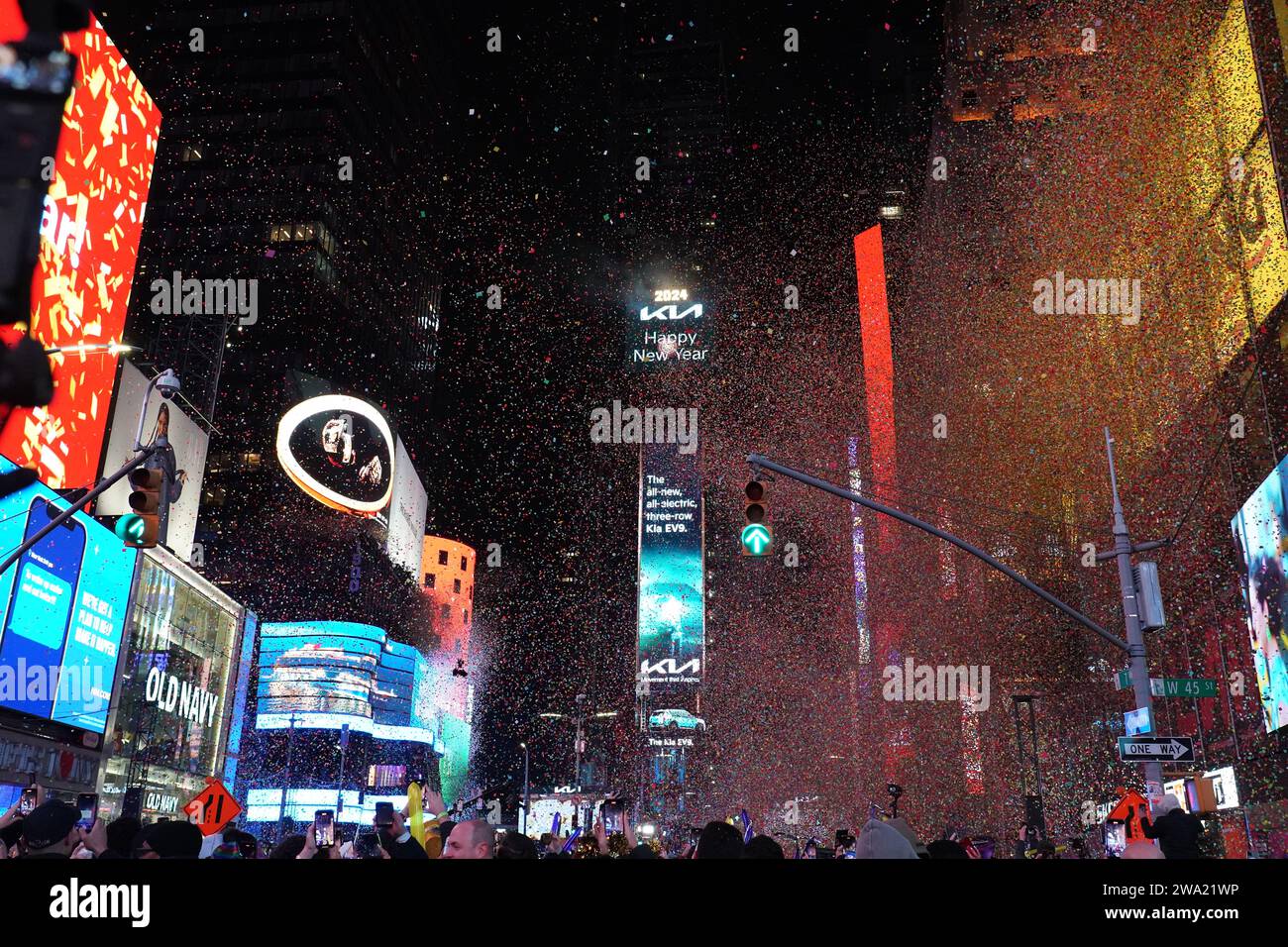 New York, Usa. Dezember 2023 31. Countdown, Ball Drop und Confetti