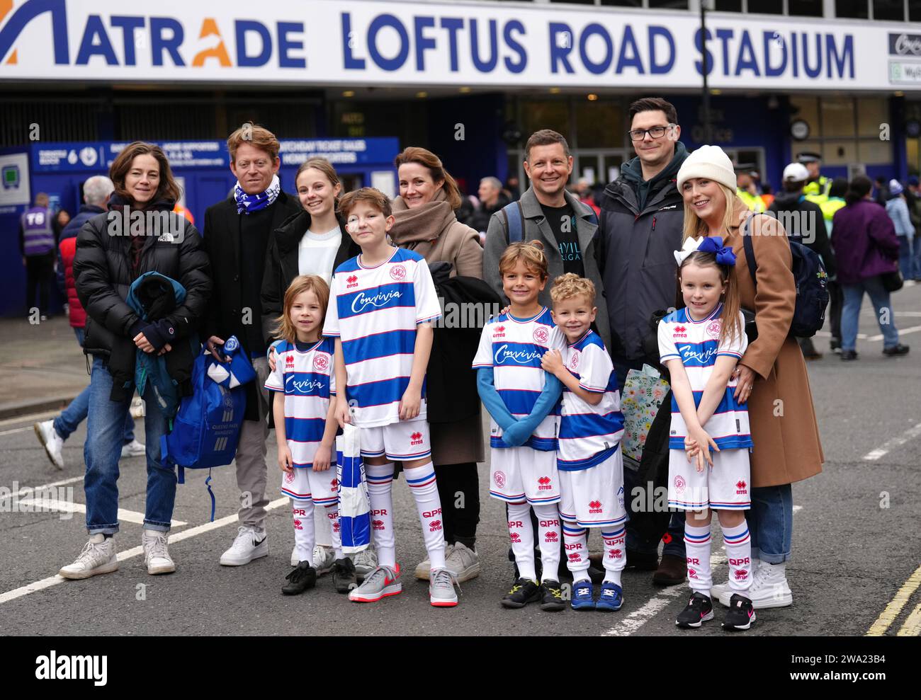 QPR-Fans posieren vor dem Sky Bet Championship-Spiel in der Loftus Road ...