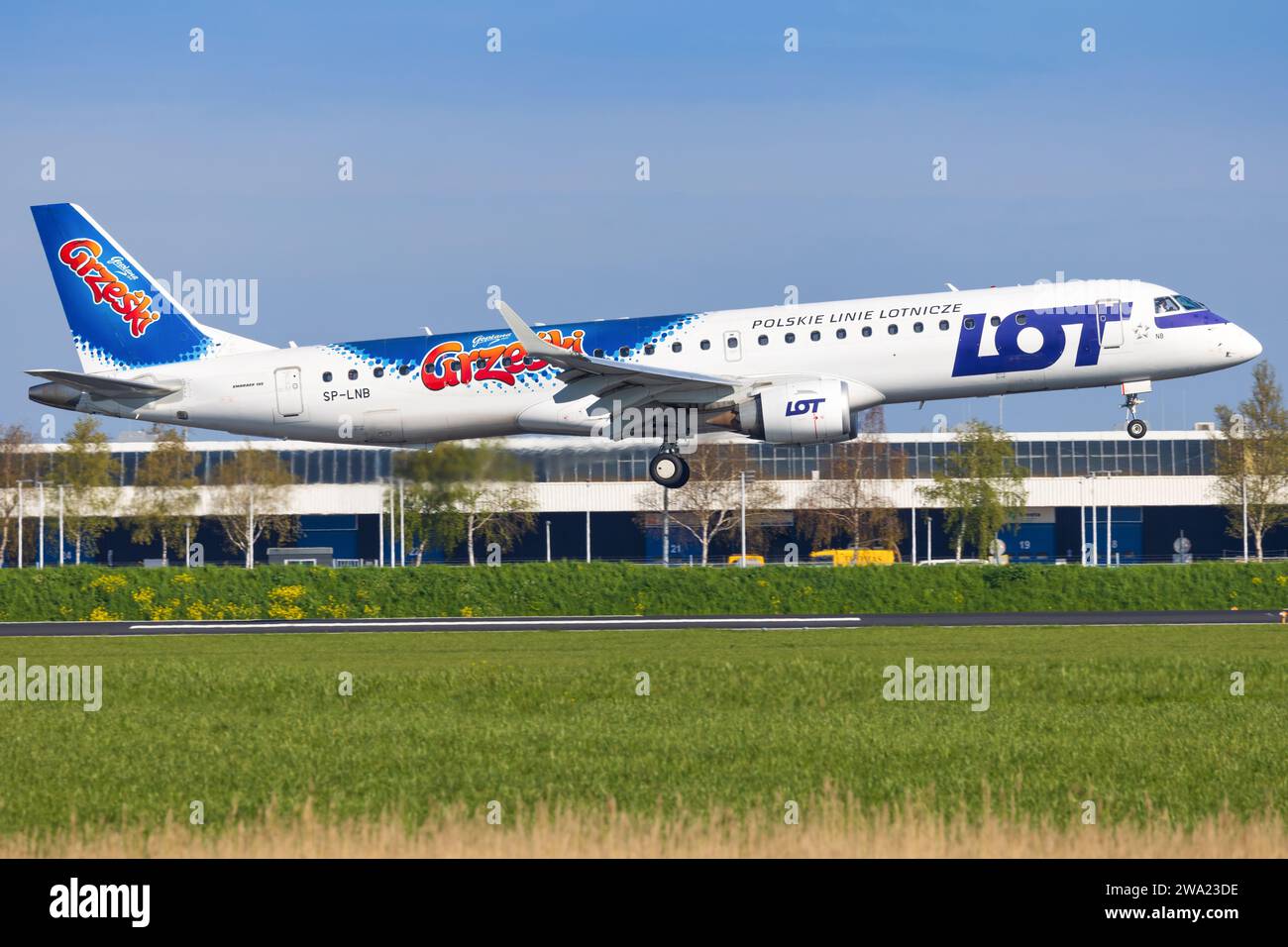 Amsterdam, Niederlande - 28. April 2022: LOT Embraer am Flughafen Amsterdam Stockfoto