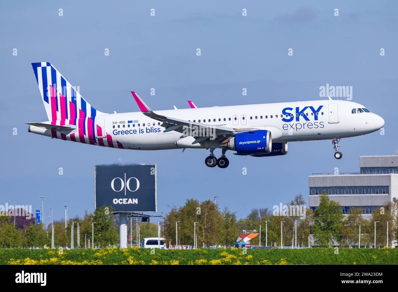 Amsterdam, Niederlande - 28. April 2022: Skyexpress A320 am Flughafen Amsterdam Stockfoto